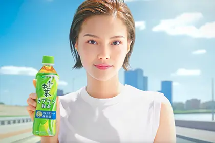 2023年秋に話題を呼んだ伊藤園のAIモデルも同社が手がけた。CMでは老化する様子も表現したが、年齢に関係なく展開できるのが生成AIの特徴だ。この特徴を活かし、ライトオンにはキッズ、ジュニア、メンズ、レディース、グッズと全カテゴリーに生成したAIモデル・画像を提供している