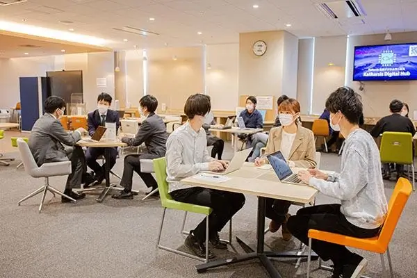 京都知恵産業創造の森が運営するコワーキングスペースの「KOIN」。京都市の中心、市営地下鉄四条駅からすぐの場所にある