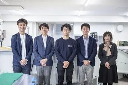 インタビューの参加者。左からNDV田口氏、NTT久住氏、リージョナルフィッシュ梅川氏、NTT東日本・田口氏、NTTドコモ横井氏。リージョナルフィッシュ本社に置かれた水槽前にて撮影