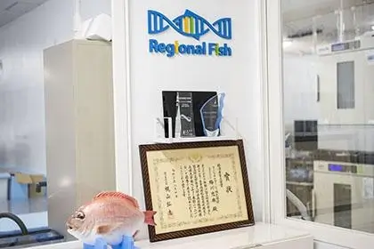 入口に飾られた経済産業大臣賞の賞状。「大学発ベンチャー表彰2021」で受賞したもの
