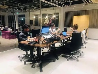 つくばスタートアップパークのコワーキングスペース。筑波大学発スタートアップAmbii株式会社のミーティングの様子。Ambii社は「令和2年度つくば市Society 5.0社会実装トライアル支援事業スタートアップ賞」の受賞企業で現在は2階のオフィスに移って活動している(提供:つくば市)
