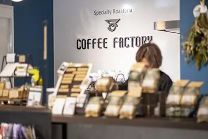 つくば市が本店のスペシャルティコーヒー人気店「コーヒーファクトリー」が入居。フランクに足を運べる雰囲気にも気を配る