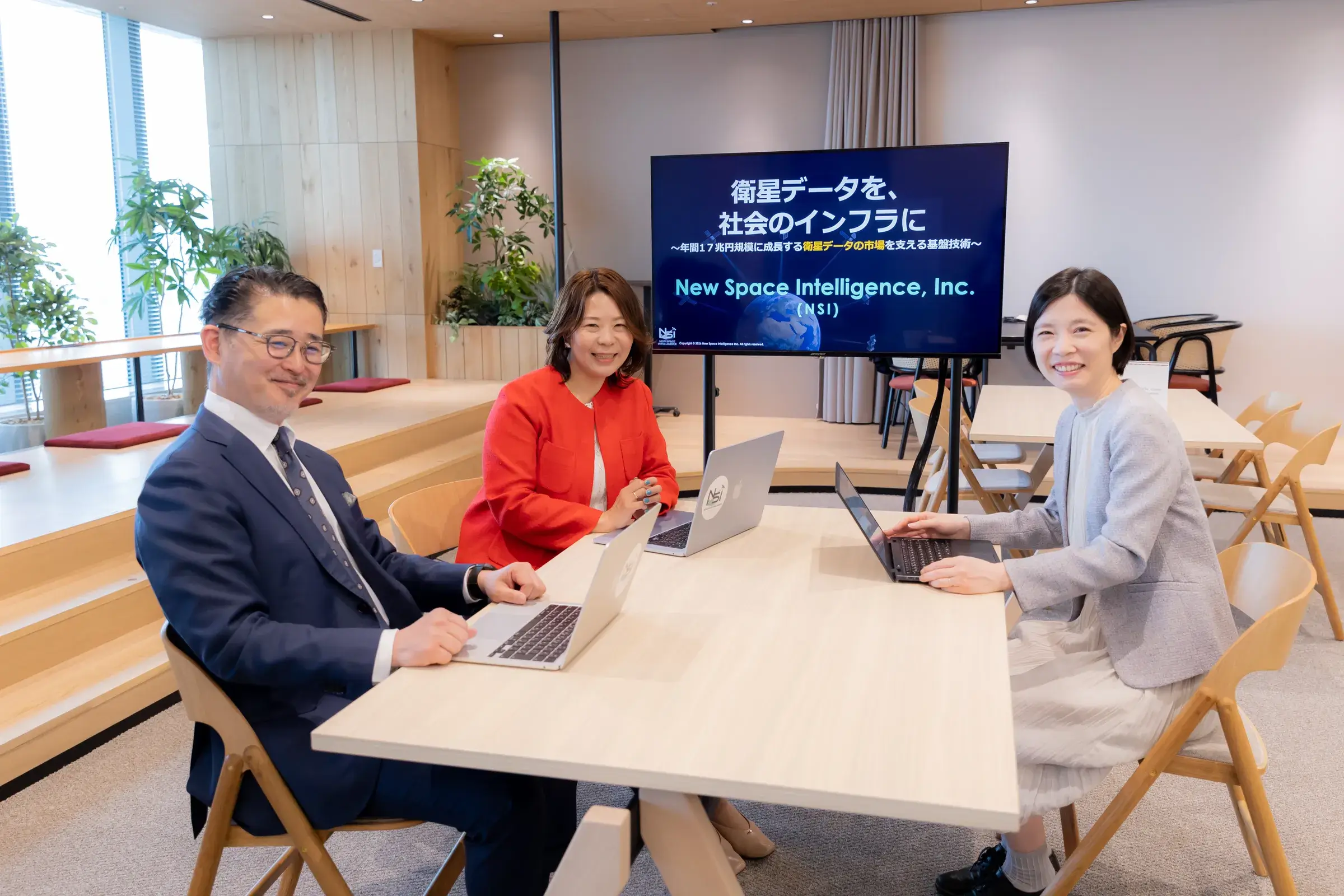 （左から）NSI CFO 千束さん、同 CEO 長井さん、NDV 坂本